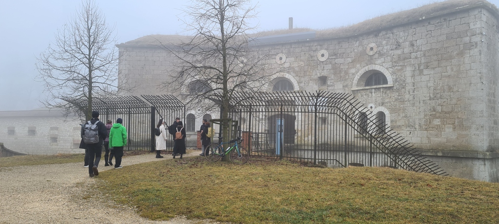 Foto vom Eingang zum Ulmer Konzentrationslager Oberer Kuhberg mit Teilnehmern der Exkursion