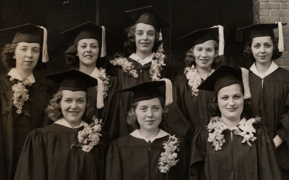 Foto junger graduierter Frauen als Mitglieder der Sigma-Tau-Studentinnen-Verbindung an der Universität von Minnesota (1940)