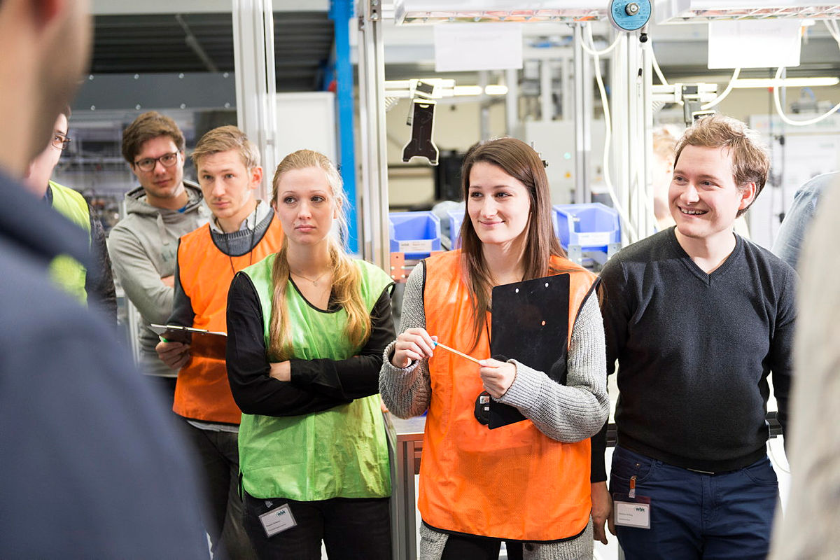 Studierende mit Schutzwesten in einem Labor