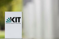 KIT-Logo vor unscharfem Hintergrund