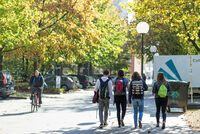 Studierende von hinten auf dem KIT-Campus