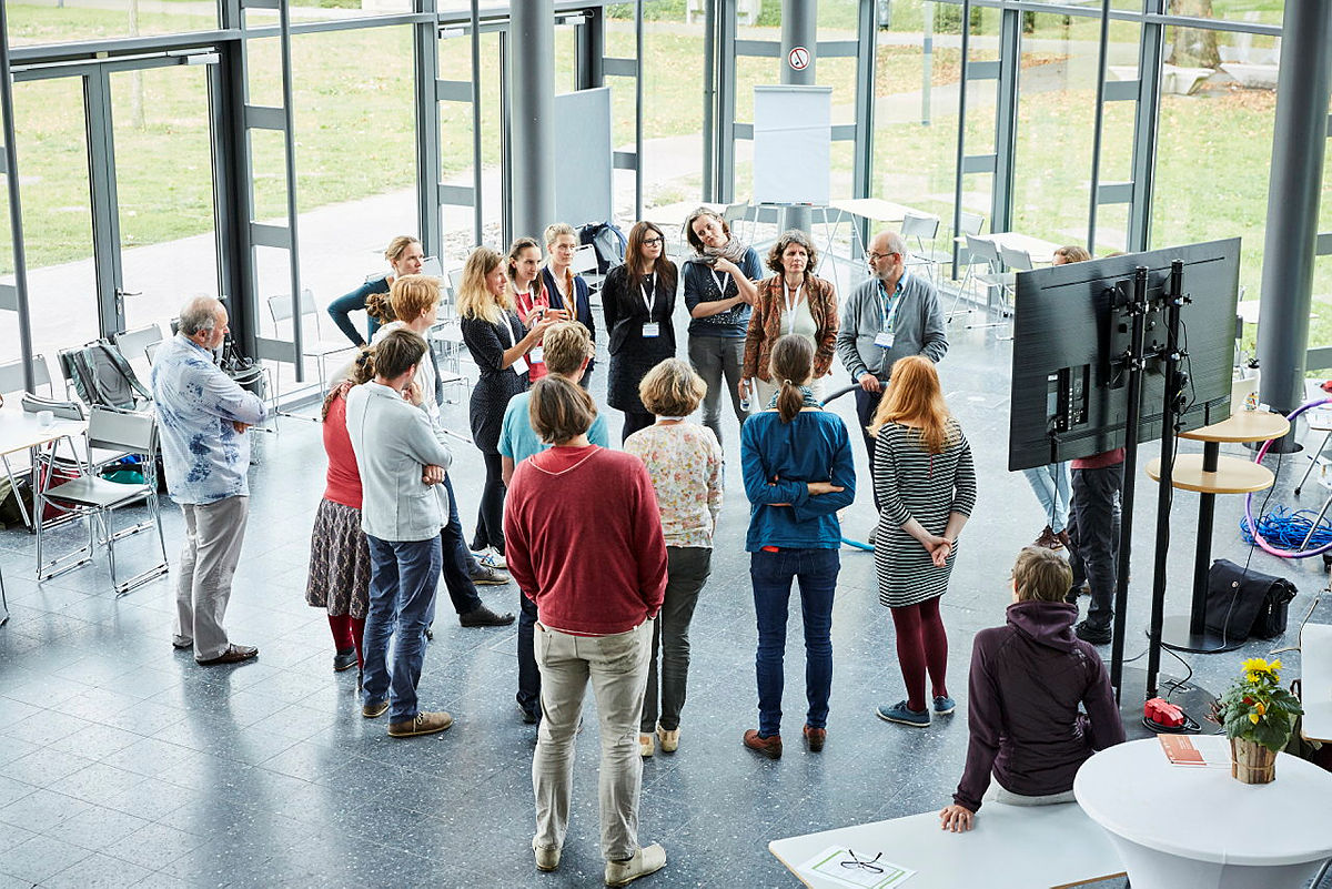 Das Foto zeigt eine Gruppe von Menschen vor einer Infotafel
