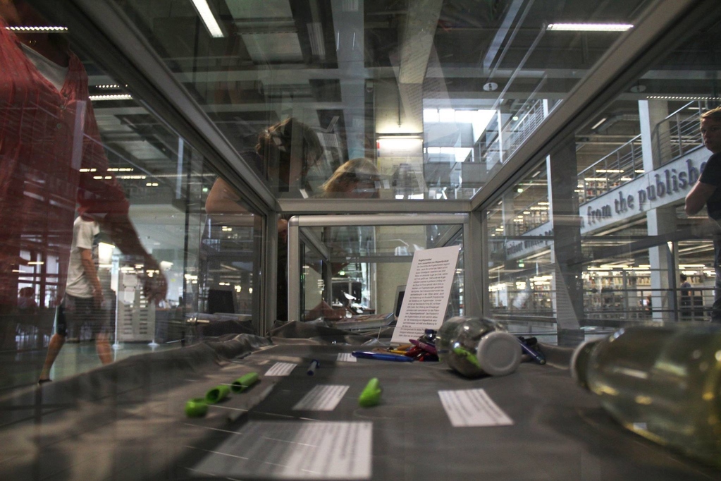 Blick in Glasvitrine einer Ausstellung