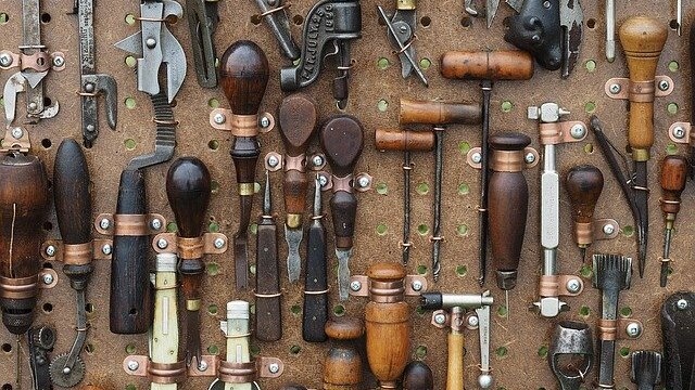 Handwerkszeug auf Holztisch/Foto:Devon Breen (Ausschnitt)