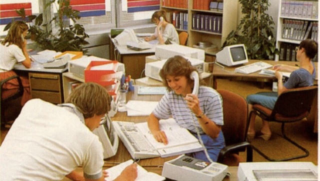 Foto: 4 Frauen an Schreibtischen mit PCs in Büroraum