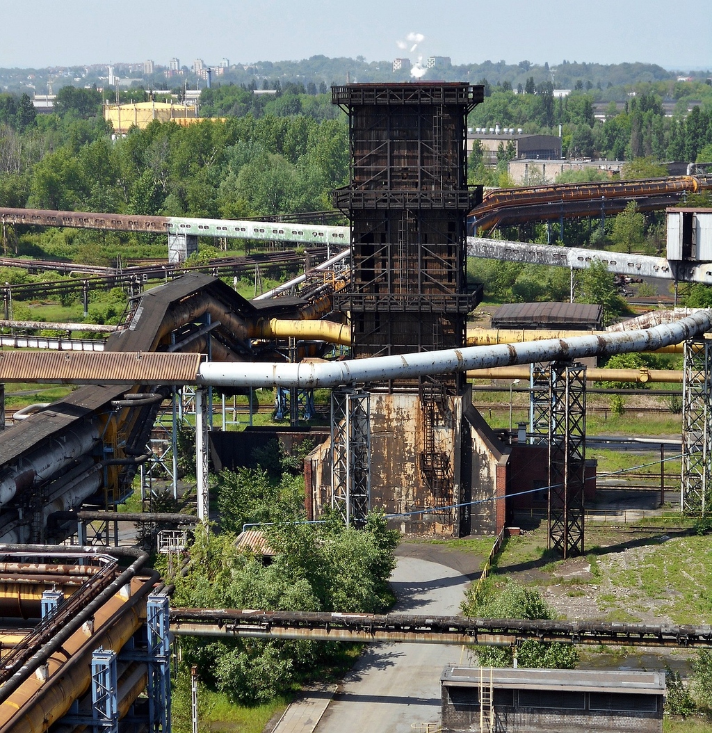 Industrieanlage in grüner Landschaft