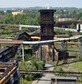 Industrieanlage in grüner Landschaft