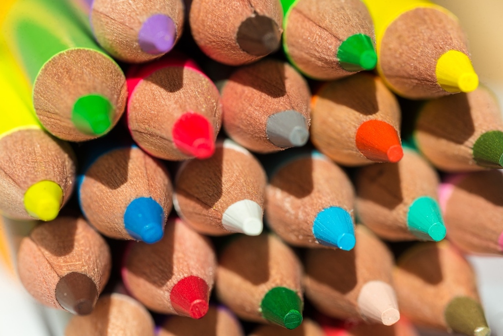 Buntstifte in vielen verschiedenen Farben, aufeinander gestapelt