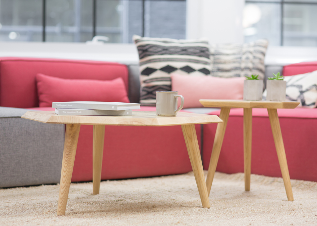 Coffee Tables vor einem gemütlichen Sofa