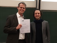 Ole Sparenberg und Michael Mäs bei der Überreichung der Habilitationsurkunde am 8.2.2023