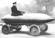 Illustration von „Jamais Contente“, dem ersten Automobil, das 1899 100 km/h erreichte.