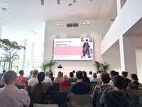 Désirée Schauz hält Vortrag im Rahmen einer Veranstaltung im imformatiKOM