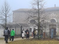 Foto vom Eingang zum Ulmer Konzentrationslager Oberer Kuhberg mit Teilnehmern der Exkursion
