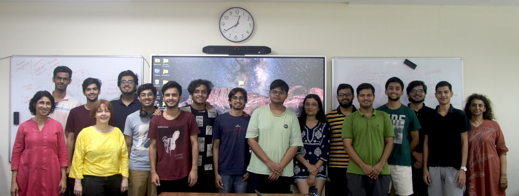 Das Foto zeigt Désirée Schauz mit einer Gruppe von Studierenden am indischen Birla Institute for Technology and Science (BITS Pilani, Goa Campus)