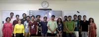 Das Foto zeigt Désirée Schauz mit einer Gruppe von Studierenden am indischen Birla Institute for Technology and Science (BITS Pilani, Goa Campus)