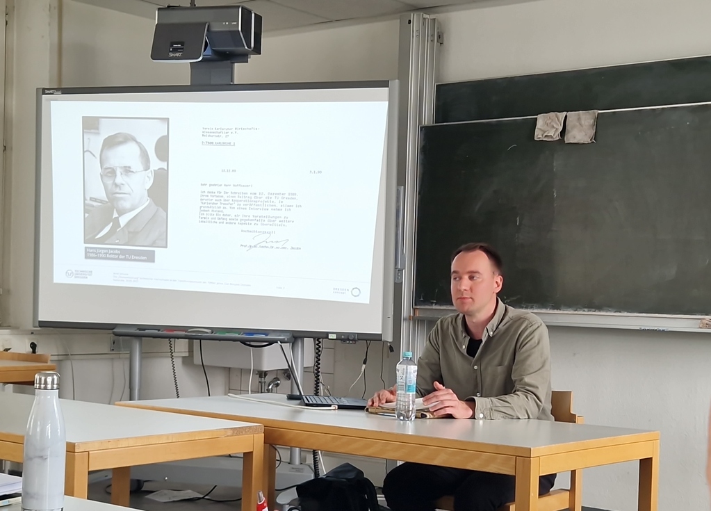 Foto: Aron Schulze beim Forschungskolloquium am KIT Karlsruhe
