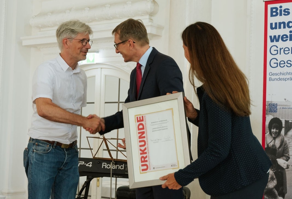 Das Foto zeigt Tobias Markowitsch bei der Übergabe der Urkunde für das Bismarck Gymnasium Karlsruhe als landesbeste Schule im Geschichtswettbewerb des Bundespräsidenten