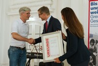 Das Foto zeigt Tobias Markowitsch bei der Übergabe der Urkunde für das Bismarck Gymnasium Karlsruhe als landesbeste Schule im Geschichtswettbewerb des Bundespräsidenten