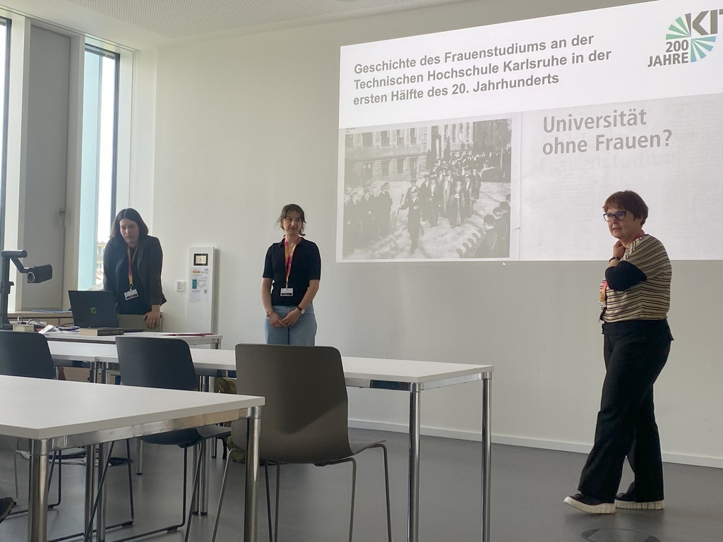 Das Foto zeigt Silke Zimmer-Merkle, eine Studentin und Désirée Schauz bei einem Vortrag am Campustag, 17. Mai 2025