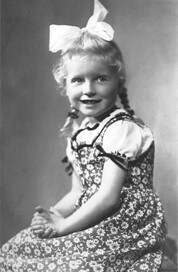 Schwarzweiß-Fotografie: Großmutter der Autorin als kleines Mädchen