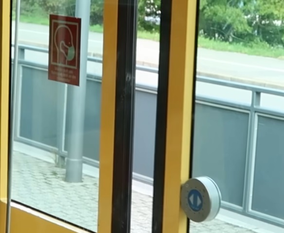 Closing doors of a tramway from the inside